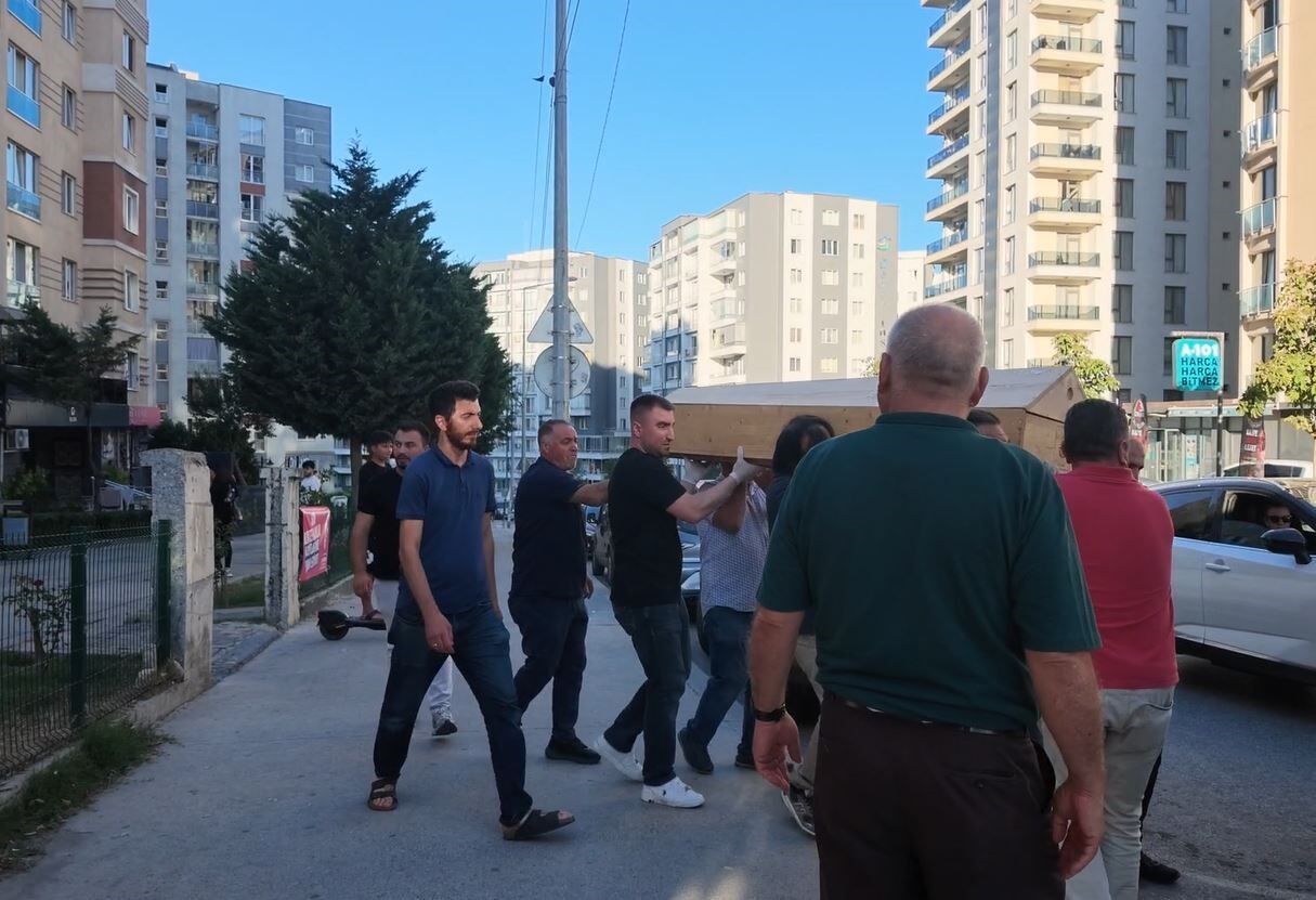 Asansörde kalan çocukları kurtarmak isterken canından oldu (Video)