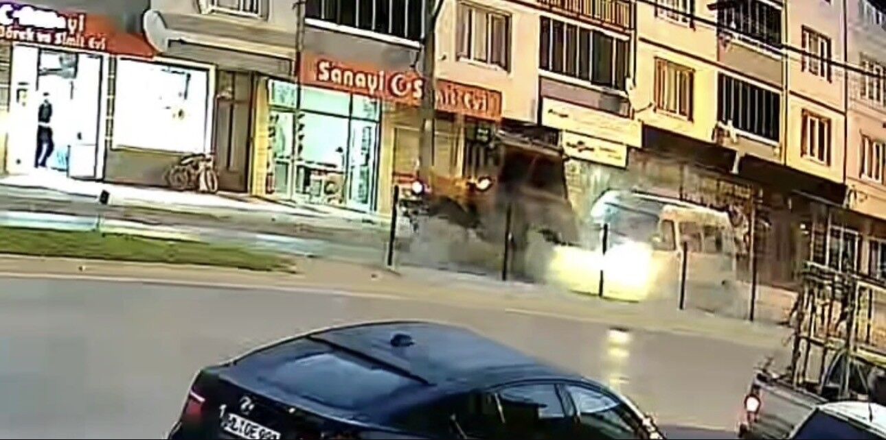 10 kişinin yaralandığı kaza kameralara yansıdı (Video)