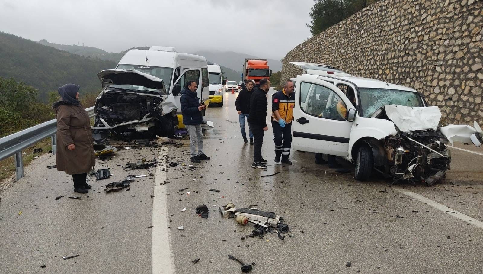 Minibüsü ile otomobil çarpıştı: 1 ölü, 10 yaralı