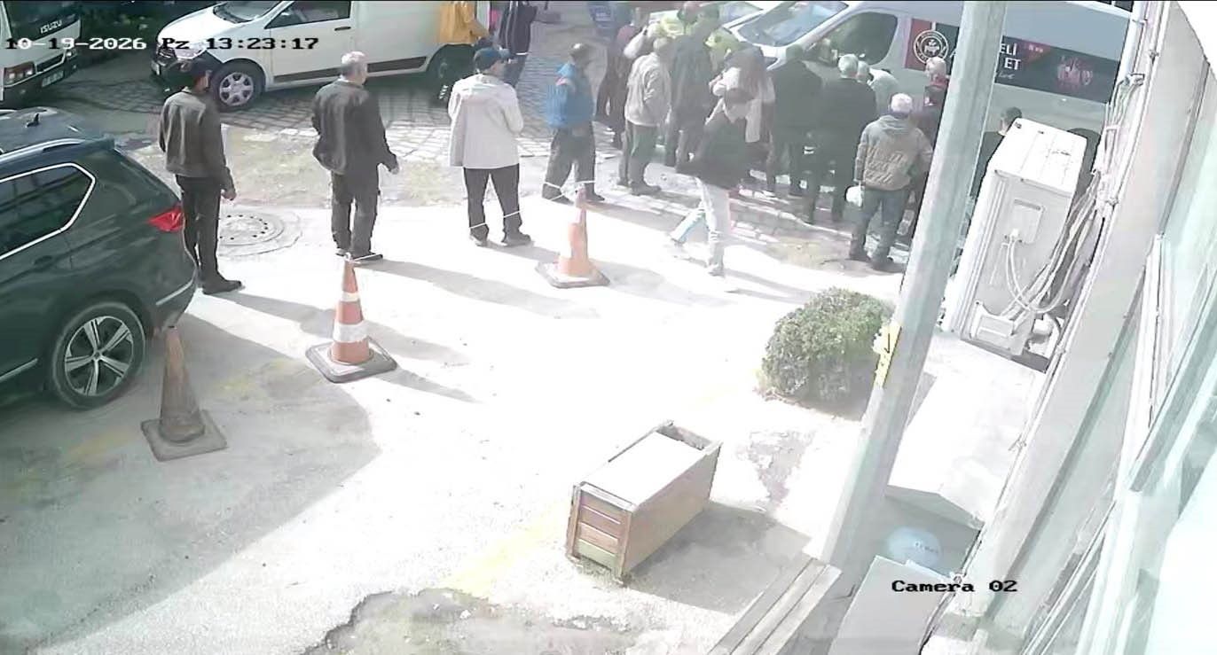Çanakkale'de kaza anı kamerada, ayağı minibüsün altında kaldı (Video)