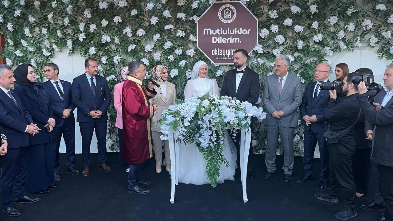 Bakan Göktaş, evlilik kredisinden yararlanan çiftin nikah şahidi oldu