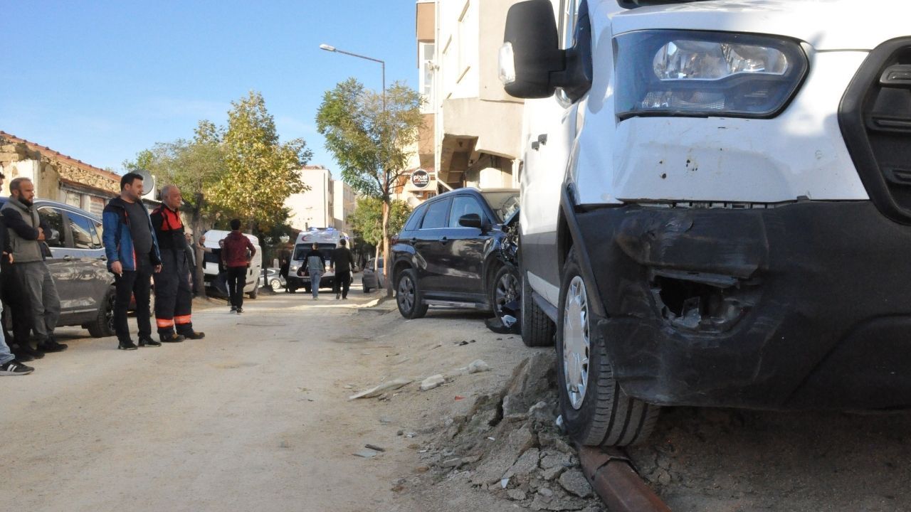 Otomobilin çarptığı kamyonet aydınlatma direğini devirdi