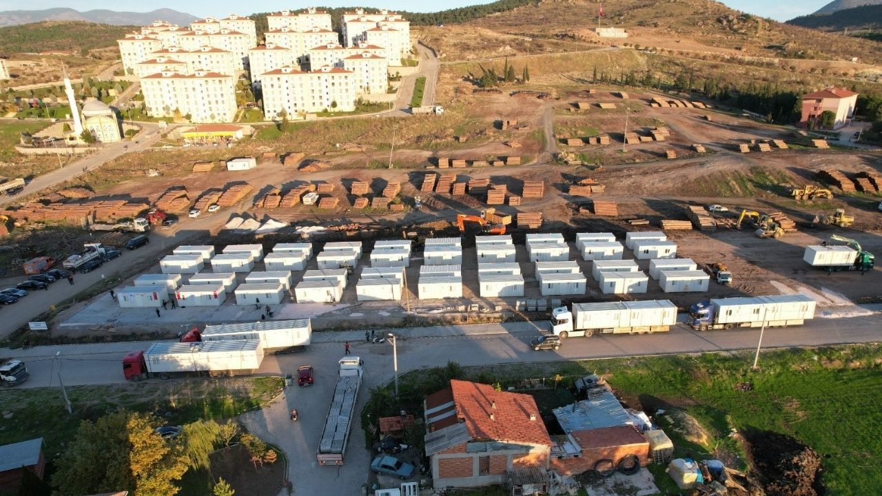 Depremin yaralarını sarmaya çalışan Sındırgı'ya konteyner kent
