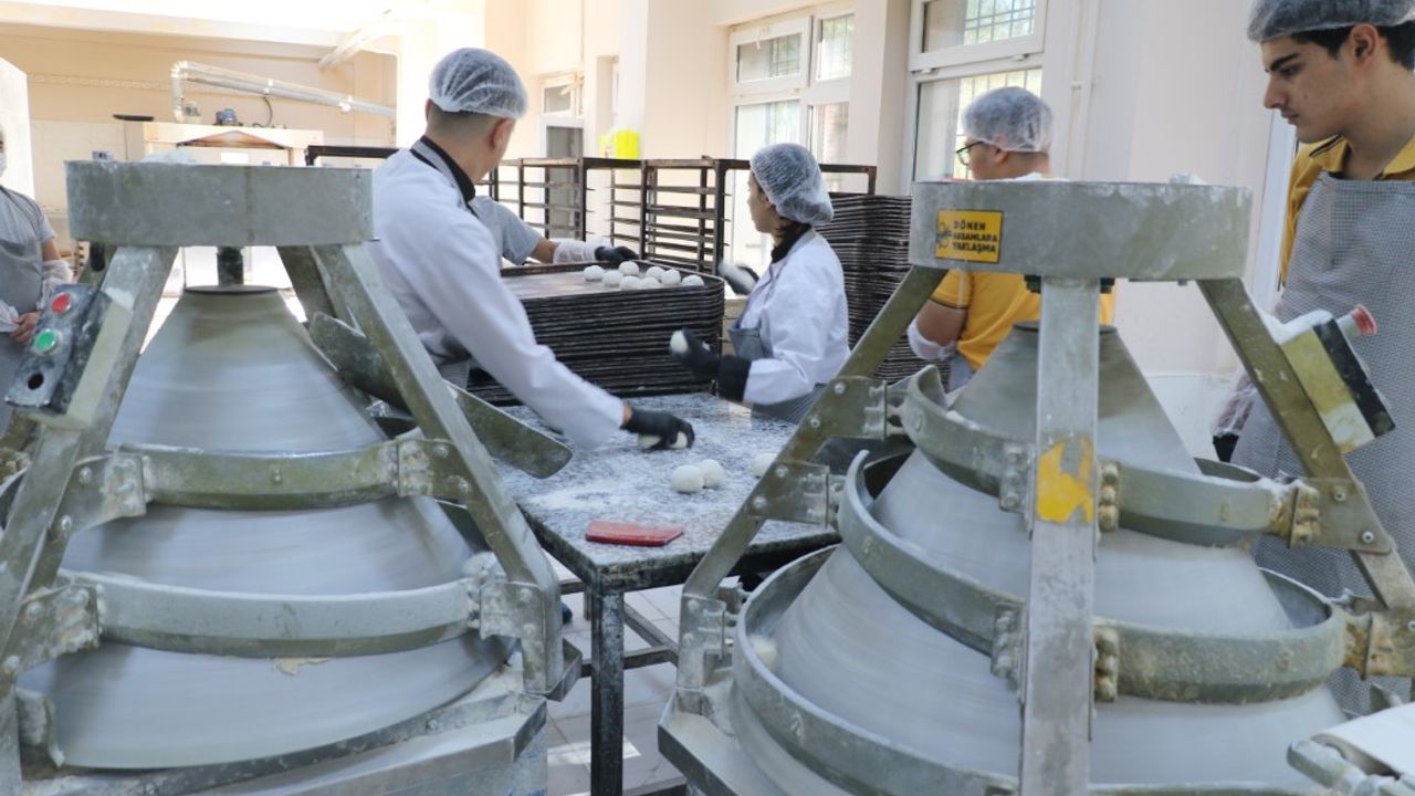 Meslek liseleri fabrika gibi çalışıyor