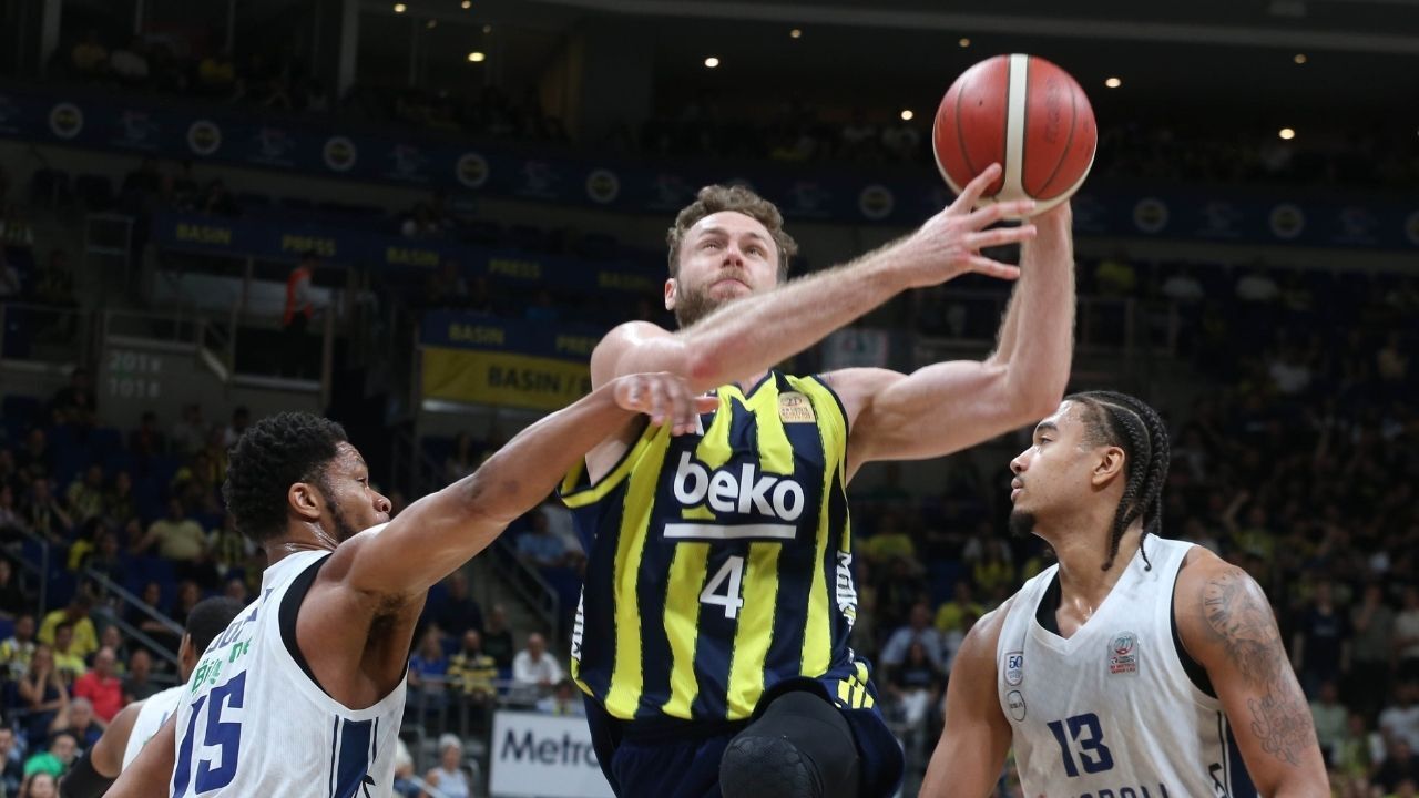 Fenerbahçe seride 2-0 öne geçti