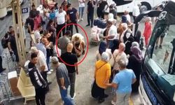 Otobüs beklerken kavga eden iki yolcu aynı anda kalp krizi geçirdi (VİDEO)