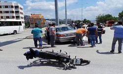 Kavşakta otomobille çarpışan motosikletli yaralandı