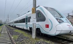 Milli elektrikli tren, TCDD’ye teslim edilip Sakarya Garı’na hareket etti