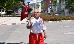 Balkan Şampiyonu Selman dede elinde Türk bayrağıyla koştu