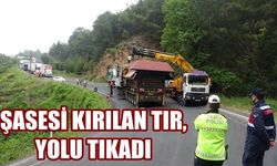 Makine taşıyan TIR'ın şasesi kırıldı; Çanakkale-İzmir karayolu ulaşıma kapandı