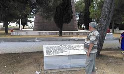 Nuri Yamut Anıtı dökülüyor