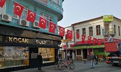 Çarşı Caddesi’ni bayraklarla donattılar (VİDEO)