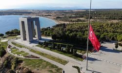 Çanakkale şehitliklerinde bayraklar yarıya indirildi