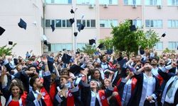 İletişim Fakültesinde Mezuniyet Coşkusu