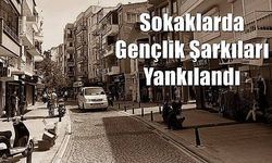 Sokaklarda Gençlik Şarkıları Yankılandı