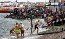 Şiddetli poyraza rağmen Çanakkale Boğazı’nı geçtiler