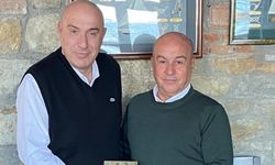 Öngen Araz’a kitabını hediye etti