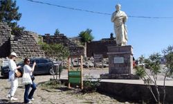 Assos’taki Aristoteles heykelinin yerine yenisi yapıldı