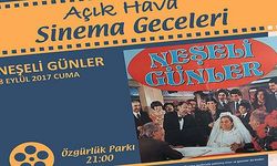 Açık havada sinema keyfi sürüyor