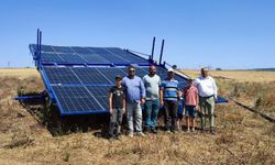 Bu çiftçi tarlasını taşınabilir güneş enerjisiyle suluyor
