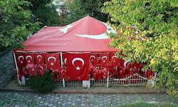 Gelibolu'daki türbeyi ziyaret eden herkes Türk bayrağı asıyor