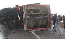 Devrilen kamyon minibüsle çarpıştı: 14 yaralı