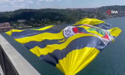Şampiyon Fenerbahçe Beko’nun bayrağı köprüye asıldı