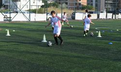 Lapseki'de yaz futbol okulu hız kesmeden devam ediyor (VİDEO)