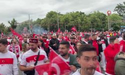 Türk taraftarlar Leipzig'i kırmızı-beyaza boyadı