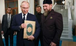 Putin'in camide Kuran-ı Kerim'i öptü