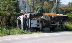 Toprak yüklü kamyon yol kenarına devrildi, 1 yaralı