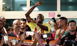 Galatasaray'ın yeni transferi Victor Osimhen, İstanbul'a geldi (TIKLA İZLE)