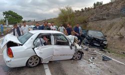 İki otomobil kafa kafaya çarpıştı, 1 ölü, 1 yaralı