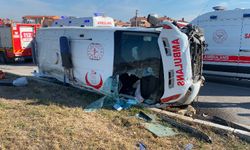 Ambulans kaza yaptı 7 yaralı