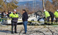 Takla atan kamyonetteki 2 kişi ölü