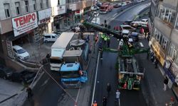 Yol çöktü, 2 kamyon çukura düştü