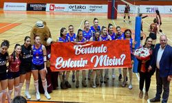 Voleybol maçında sürpriz evlenme teklifi