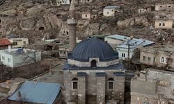 571 yıllık cami dimdik ayakta