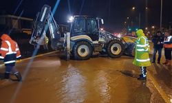 Su baskını nedeniyle trafiğe kapanan İzmir - Çanakkale Karayolu tekrar trafiğe açıldı