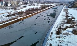 Türkiye’nin en uzun nehri kısmen buz tuttu (VİDEO)