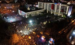 İBB binası önündeki kalabalık havadan görüntülendi (Video)