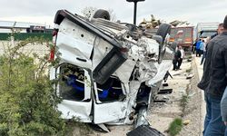 Tırla çarpışan minibüs takla attı: 10 yaralı