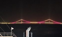 Çanakkale Köprüsü sarı kırmızılı renklerle aydınlatıldı (Video)