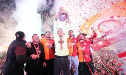 Şampiyon Galatasaray, kupasını Yenikapı'da aldı (Video)