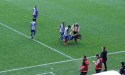 Sedye olmayınca sakatlanan futbolcu karga tulumba saha kenarına taşındı