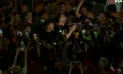 Galatasaray, şampiyonluğu taraftarıyla kutladı (Tıkla İzle)