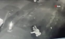 Yere yığılan şahsın üzerinden otomobil geçti! O an kamerada (Video)