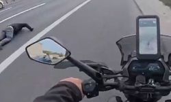 Motosiklet arızalanarak emniyet şeridinde duran kamyonete çarptı (Video)