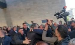 Özgür Özel‘e fiziksel saldırı kameralara yansıdı
