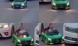 Çocuğun akülü arabasına otomobil çarptı
